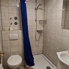 Monteurzimmer: modernes Badezimmer - FeWo "Taunusgast"