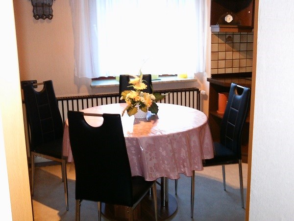 Monteurzimmer: Esstisch in der Küche -  Ferienwohnung Marienplatz