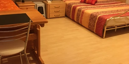 Monteurwohnung - PLZ 63538 (Deutschland) - 1 x Einzelbett
1 x Doppelbett mit zwei getrennten Matratzen 
20 qm
TV/Sat. 
Wlan
Tisch, Stühle, Schrank und Schreibtisch vorhanden
 - Unterkunft Freigericht