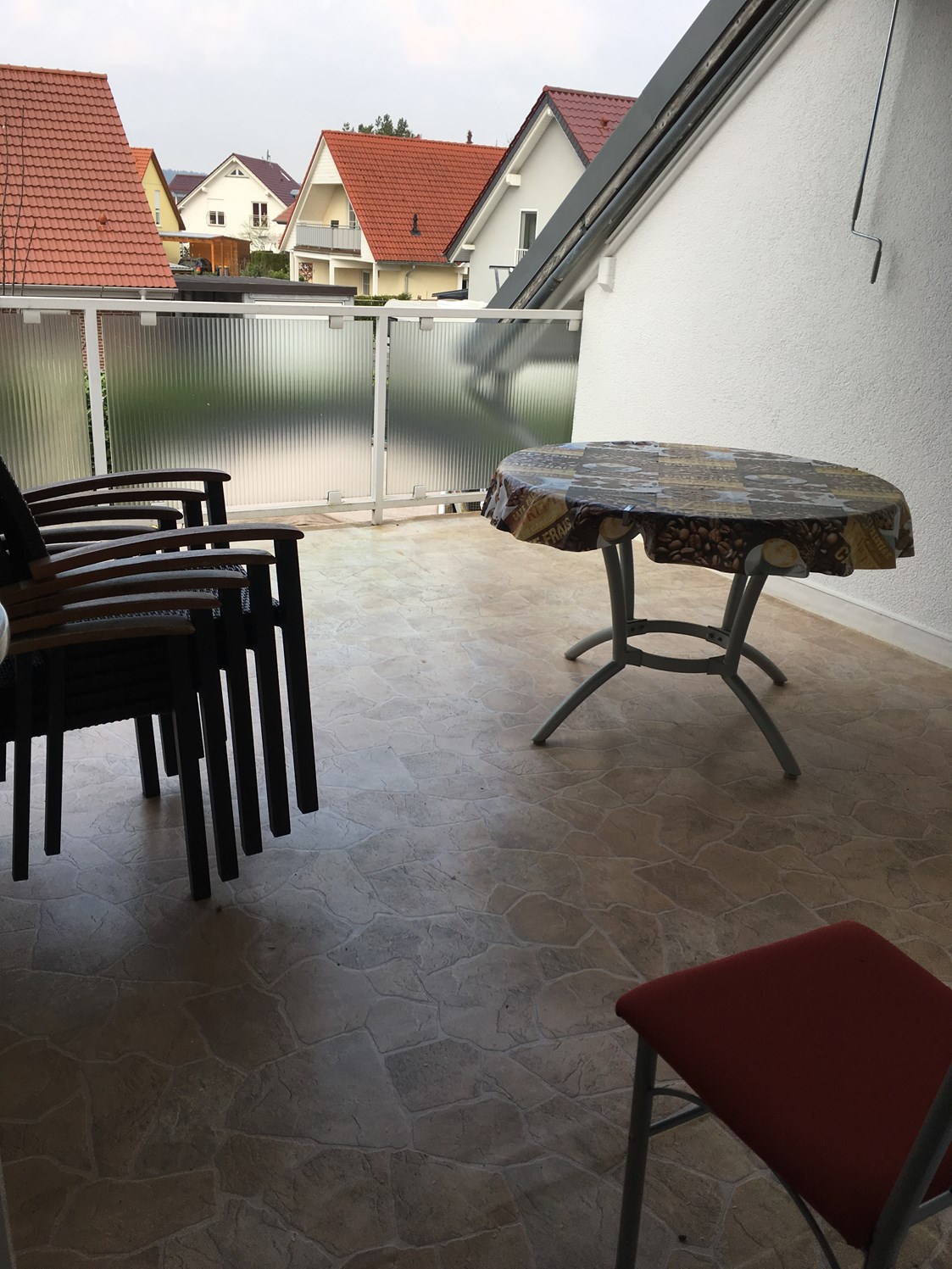 Monteurzimmer: Teil-Überdachter Balkon mit Markise 
Rauchen hier erlaubt  - Unterkunft Freigericht 