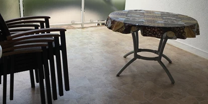 Monteurwohnung - PLZ 63538 (Deutschland) - Teil-Überdachter Balkon mit Markise 
Rauchen hier erlaubt  - Unterkunft Freigericht