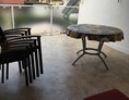 Monteurzimmer: Teil-Überdachter Balkon mit Markise 
Rauchen hier erlaubt  - Unterkunft Freigericht 