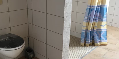 Monteurwohnung - PLZ 63538 (Deutschland) - WC mit ebenerdiger Dusche 
Fußbodenheizung und Fliesen 
 - Unterkunft Freigericht