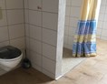 Monteurzimmer: WC mit ebenerdiger Dusche 
Fußbodenheizung und Fliesen 
 - Unterkunft Freigericht 