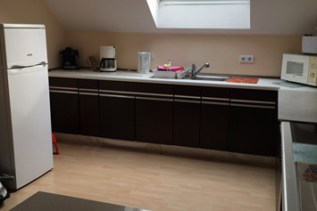 Monteurzimmer: Große Küche 
Komplett ausgestattet mit Elektrogeräten und Geschirr  - Unterkunft Freigericht 