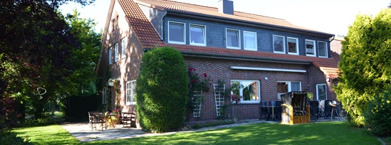 Monteurzimmer: Ferienwohnung auf einem ruhig gelegenen Bauernhof auch als Monteurzimmer / Wohnung zu vermieten
bis zu vier Schlafzimmer mit je einem Doppelbett und noch weitere Einzelbetten auf dem Dachboden
erste Etage mit eigenen Eingang und Parkplatz
Badezimmer mit Dusche und WC
Waschmaschine und Trocknernutzung wird angeboten
große Wohnküche mit Spülmaschine, Herd, Backofen, Mikrowelle, Kühlschrank, Toaster, Senseo, Kaffeemaschine u. Wasserkocher
mit gemütlicher Fernsehsitzecke
Lage: Hohenkirchen 3 km, Jever 15 km, Wilhelmshaven 20km
- Rieken GbR, Bauernhof