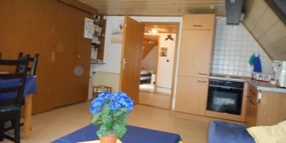 Monteurwohnung - PLZ 91722 (Deutschland) - Wohnzimmer mit großer ausziehbarer Couch und Tisch, mit Eßtisch für 6 Personen und Küchenzeile - Ferienwohnung für Monteure/Arbeiter Weidhausser Gunzenhausen