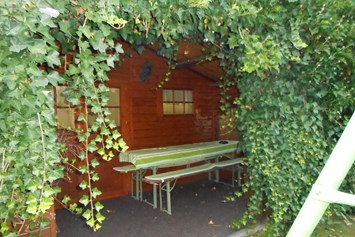 Monteurzimmer: Gartenlaube mit Grillplatz - Ferienwohnung für Monteure/Arbeiter Weidhausser Gunzenhausen