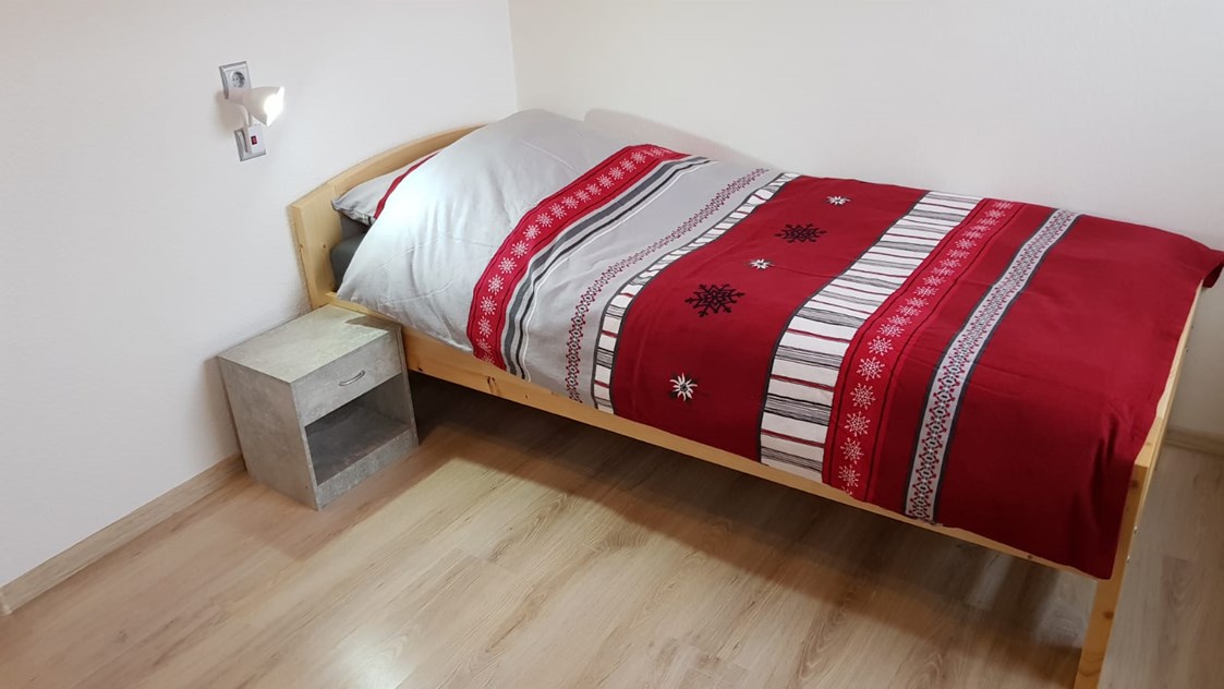Monteurwohnung: Schlafzimmer Haus Nina mit hochwertigen Matratzen - Monteurwohnung-Ferienwohnung-Haus-Zimmer Nina 