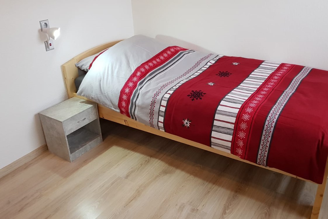 Monteurwohnung: Schlafzimmer Haus Nina mit hochwertigen Matratzen - Monteurwohnung-Ferienwohnung-Haus-Zimmer Nina 