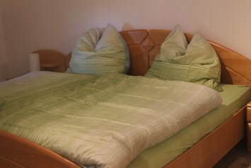 Monteurzimmer: Doppelbettzimmer - Ferienwohnung "Am Scheinerturm"