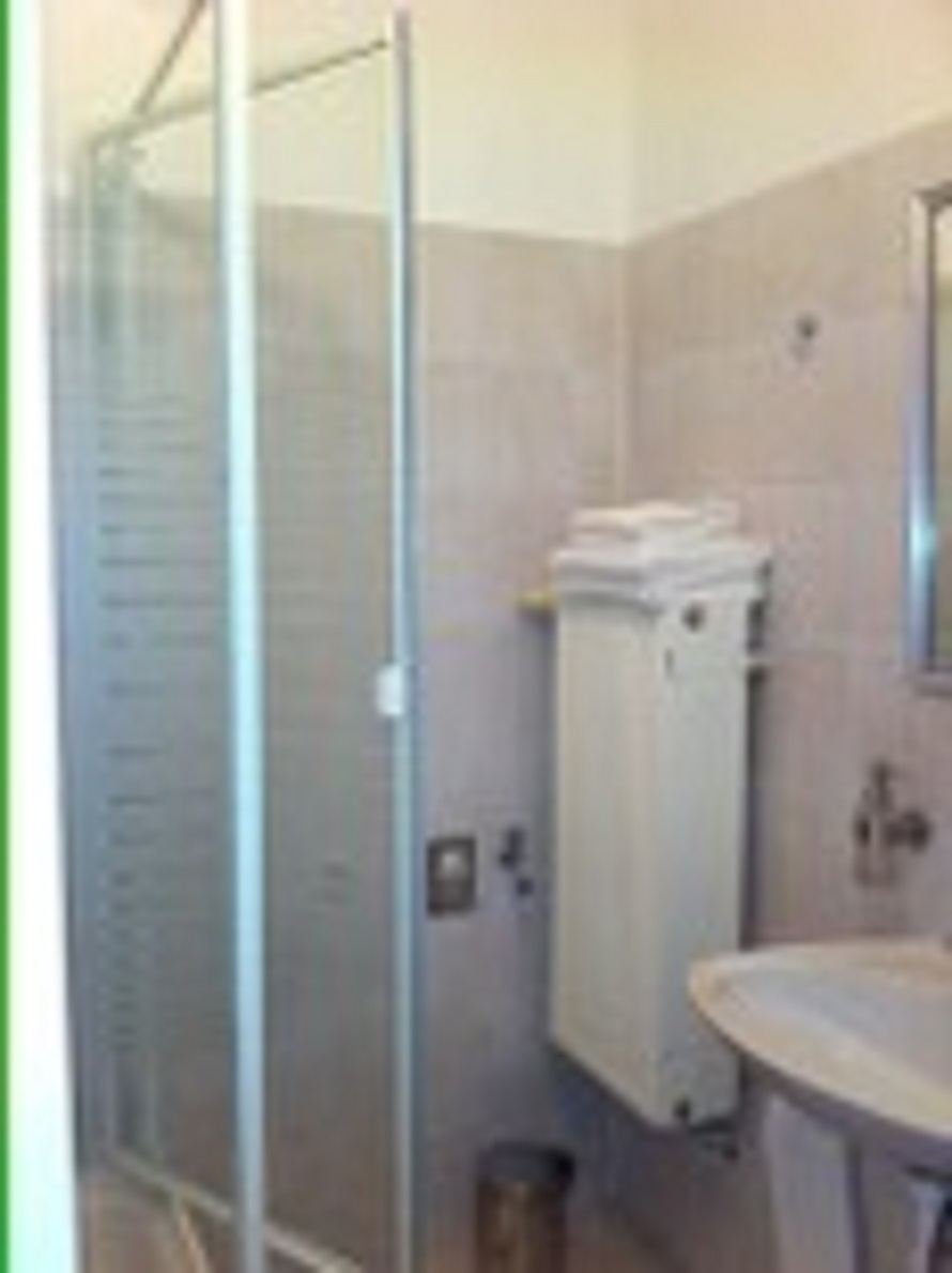 Monteurwohnung - Kühlschrank - Sachsen-Anhalt - Bad mit Dusche  - Ferien- und Monteurwohnung bei Fam. Thomas