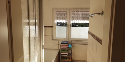 Monteurwohnung - Bühlertal - Große Wohnung:
Bad mit Dusche, Badewanne,Waschtisch und WC - Haus am Schroffen