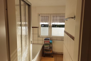 Monteurzimmer: Große Wohnung:
Bad mit Dusche, Badewanne,Waschtisch und WC - Haus am Schroffen