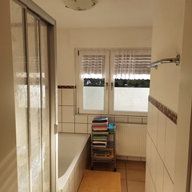 Monteurzimmer: Große Wohnung:
Bad mit Dusche, Badewanne,Waschtisch und WC - Haus am Schroffen