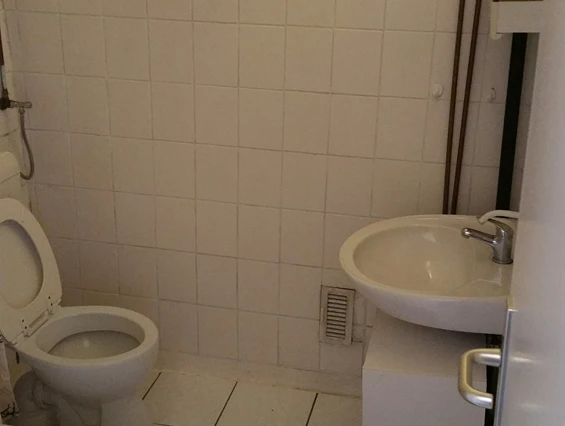 Monteurzimmer: Duschbad, Handwaschbecken und WC - Apartment 53 in der  7. Etage