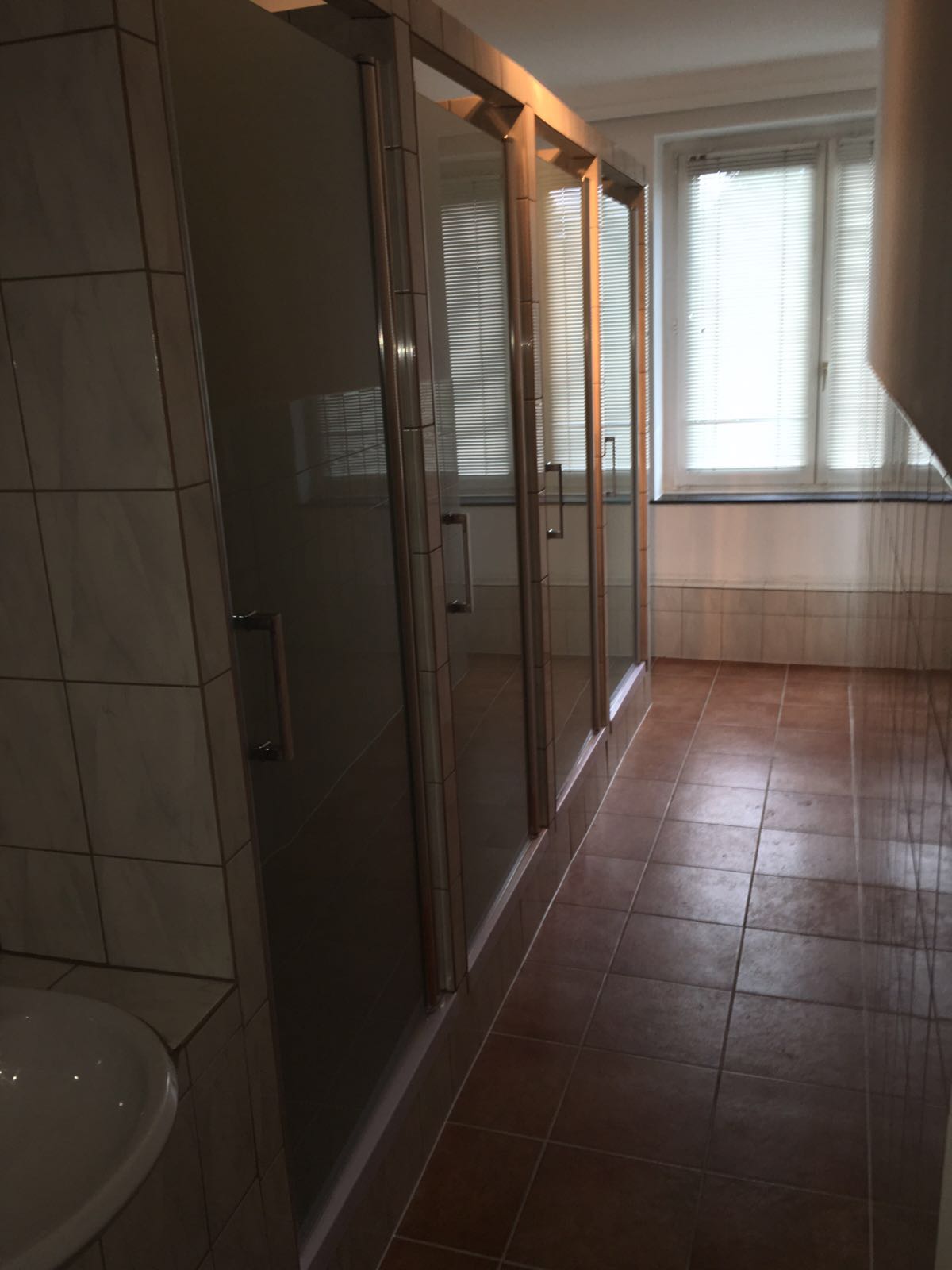 Monteurzimmer: Gemeinschaftsbad mit Duschen - A-Z Monteurzimmer Hamburg GmbH