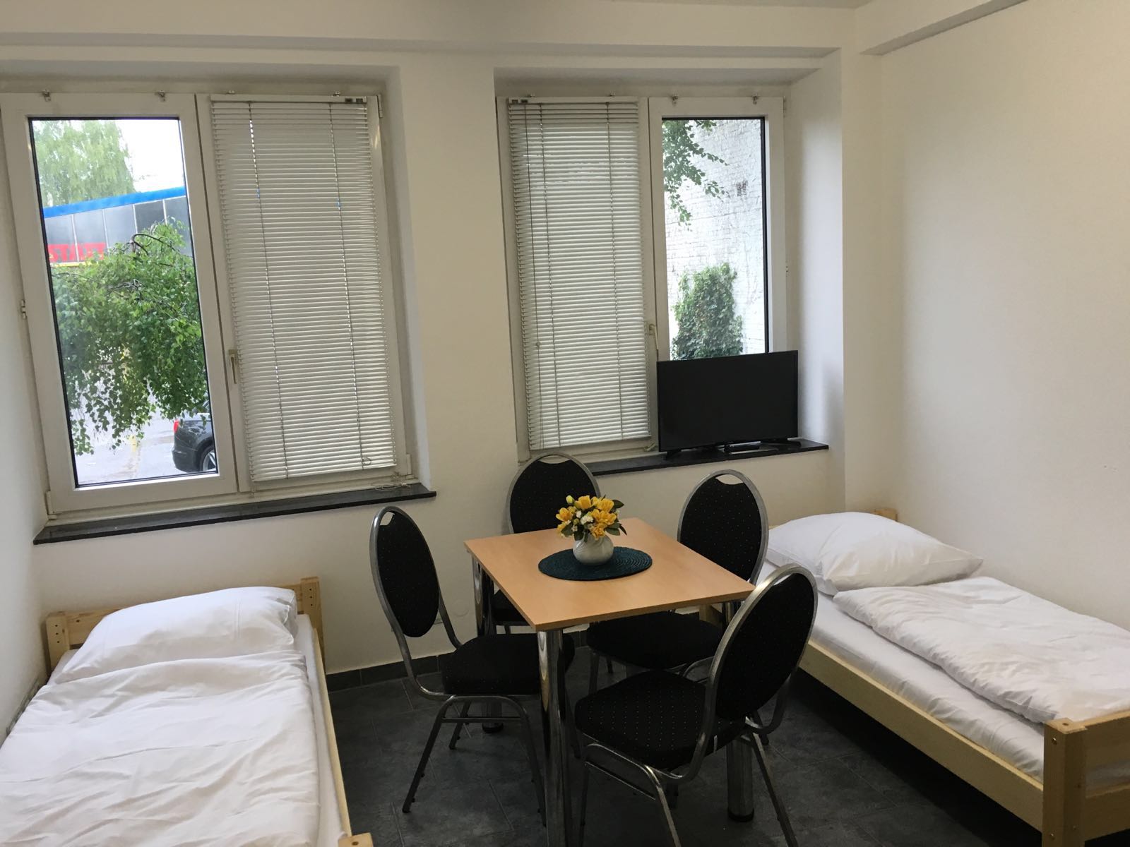 Monteurzimmer: Esstisch mit Sitzgelegenheiten im Monteur-Zimmer - A-Z Monteurzimmer Hamburg GmbH