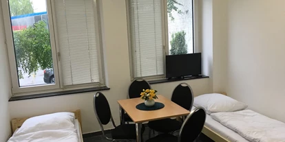 Monteurwohnung - PLZ 21035 (Deutschland) - Esstisch mit Sitzgelegenheiten im Monteur-Zimmer - KHH Monteurzimmervermittlung Hamburg GmbH