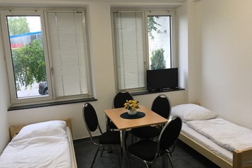 Monteurzimmer: Esstisch mit Sitzgelegenheiten im Monteur-Zimmer - KHH Monteurzimmervermittlung Hamburg GmbH