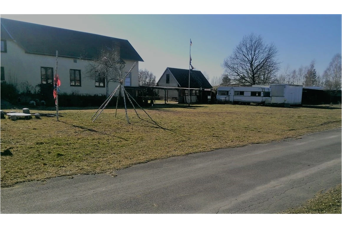 Monteurzimmer: Wir verfügen über einen großen eingezäunten  Parkplatz auch für LKW,Busse und Wohnmobile - Röderschänkenhof