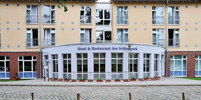 Monteurwohnung - Parkplatz: kostenpflichtige Parkplätze in der Straße - Kasel-Golzig - Außenansicht - Hotel & Restaurant Am Schlosspark