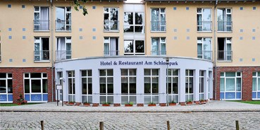 Monteurwohnung - Brandenburg - Außenansicht - Hotel & Restaurant Am Schlosspark