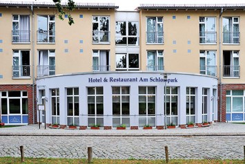 Monteurzimmer: Außenansicht - Hotel & Restaurant Am Schlosspark