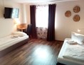 Monteurzimmer: Schlafzimmer mit Einzelbetten - Moderne Monteurunterkunft mit Highspeed Internet