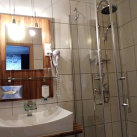 Monteurzimmer: Bad mit Dusche, WC und Handwaschbecken - Moderne Monteurunterkunft mit Highspeed Internet
