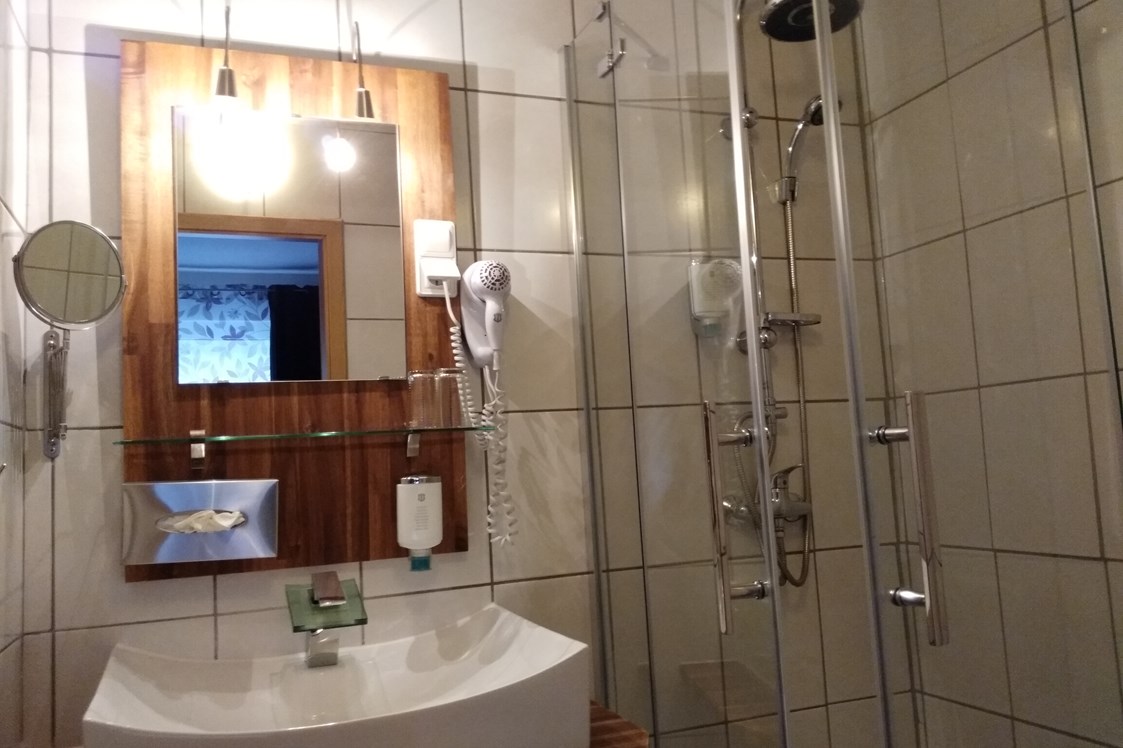 Monteurzimmer: Bad mit Dusche, WC und Handwaschbecken - Moderne Monteurunterkunft mit Highspeed Internet