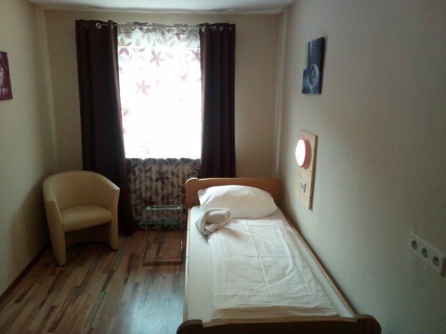 Monteurwohnung - Bettwäsche: Bettwäsche inklusive - Pfalz - Schlafzimmer mit Einzelbetten - Moderne Monteurunterkunft mit Highspeed Internet