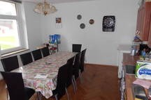 Monteurzimmer: unsere große und gut ausgestattete Küche ,mit Dart möglichkeiten, wird auch sehr gerne Sylvester für Party u.s.w. gebucht - Pension Riel