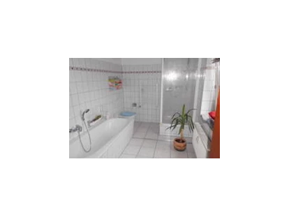 Monteurwohnung - Waschmaschine - Deutschland - Badezimmer mit Fenster - Pension Riel