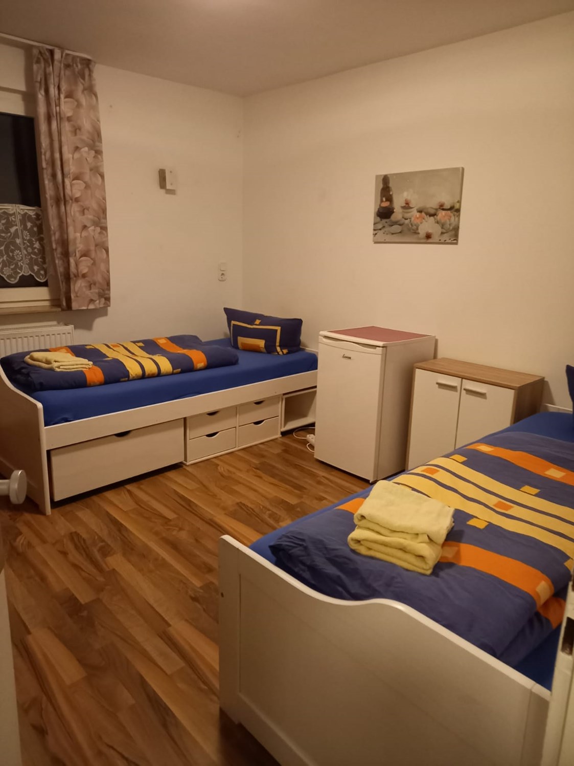 Monteurzimmer: saubere Zimmer mit eigenem Minibarkühlshrank - Gasthaus zum Adler
