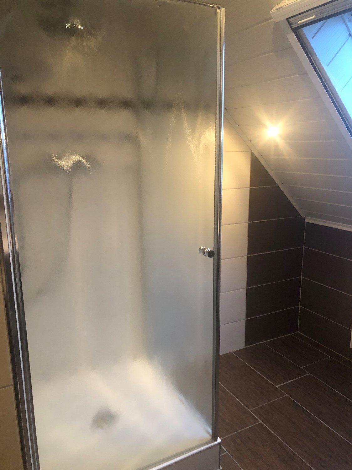 Monteurzimmer: Dusche, Obergeschoß - Hans Neemann