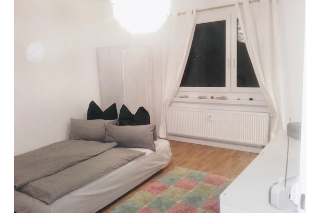 Monteurzimmer: Wohn- Schlafraum ca. 18 qm biete Platz zur Unterbringung von Kleidung und anderes. - Apartment Nahe der A4