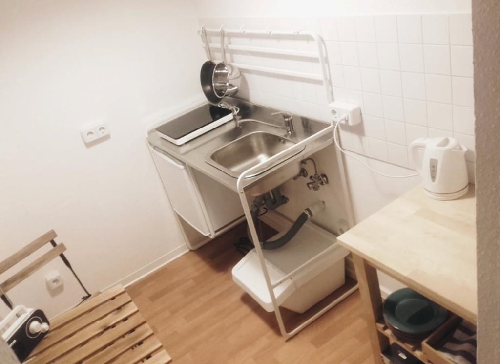 Monteurzimmer: Kleine Küche bietet Kühlschrank Herdplatte und Sitzecke zum frühstücken. - Apartment Nahe der A4