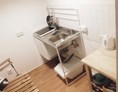 Monteurzimmer: Kleine Küche bietet Kühlschrank Herdplatte und Sitzecke zum frühstücken. - Apartment Nahe der A4