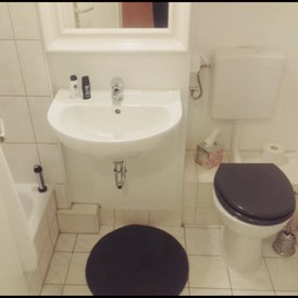 Monteurzimmer: Bad mit Dusche . - Apartment Nahe der A4