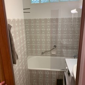 Monteurzimmer: Badezimmer - SchoenwohnenLinz
