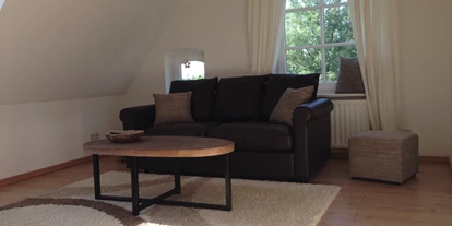 Monteurwohnung - PLZ 23562 (Deutschland) - Wohnzimmer, Sofa mit ausklappbarem Lattenrost und Matratze 140 x 200 cm - Mo-Wo Lübeck / Ratzeburg / Wismar mit kompl. Küche für 4 Personen