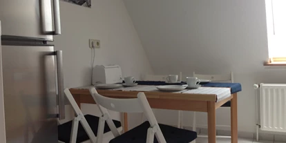 Monteurwohnung - PLZ 23562 (Deutschland) - Küche mit Kühl-/Gefrierkombi und Sitzbereich - Mo-Wo Lübeck / Ratzeburg / Wismar mit kompl. Küche für 4 Personen