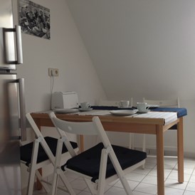 Monteurzimmer: Küche mit Kühl-/Gefrierkombi und Sitzbereich - Mo-Wo Lübeck / Ratzeburg / Wismar mit kompl. Küche für 4 Personen 