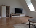 Monteurzimmer: Wohnzimmer mit TV - Mo-Wo Lübeck / Ratzeburg / Wismar mit kompl. Küche für 4 Personen 