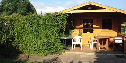 Monteurwohnung - PLZ 23562 (Deutschland) - Holzlaube mit Grill und Sitzgelegenheit für Raucher - Mo-Wo Lübeck / Ratzeburg / Wismar mit kompl. Küche für 4 Personen
