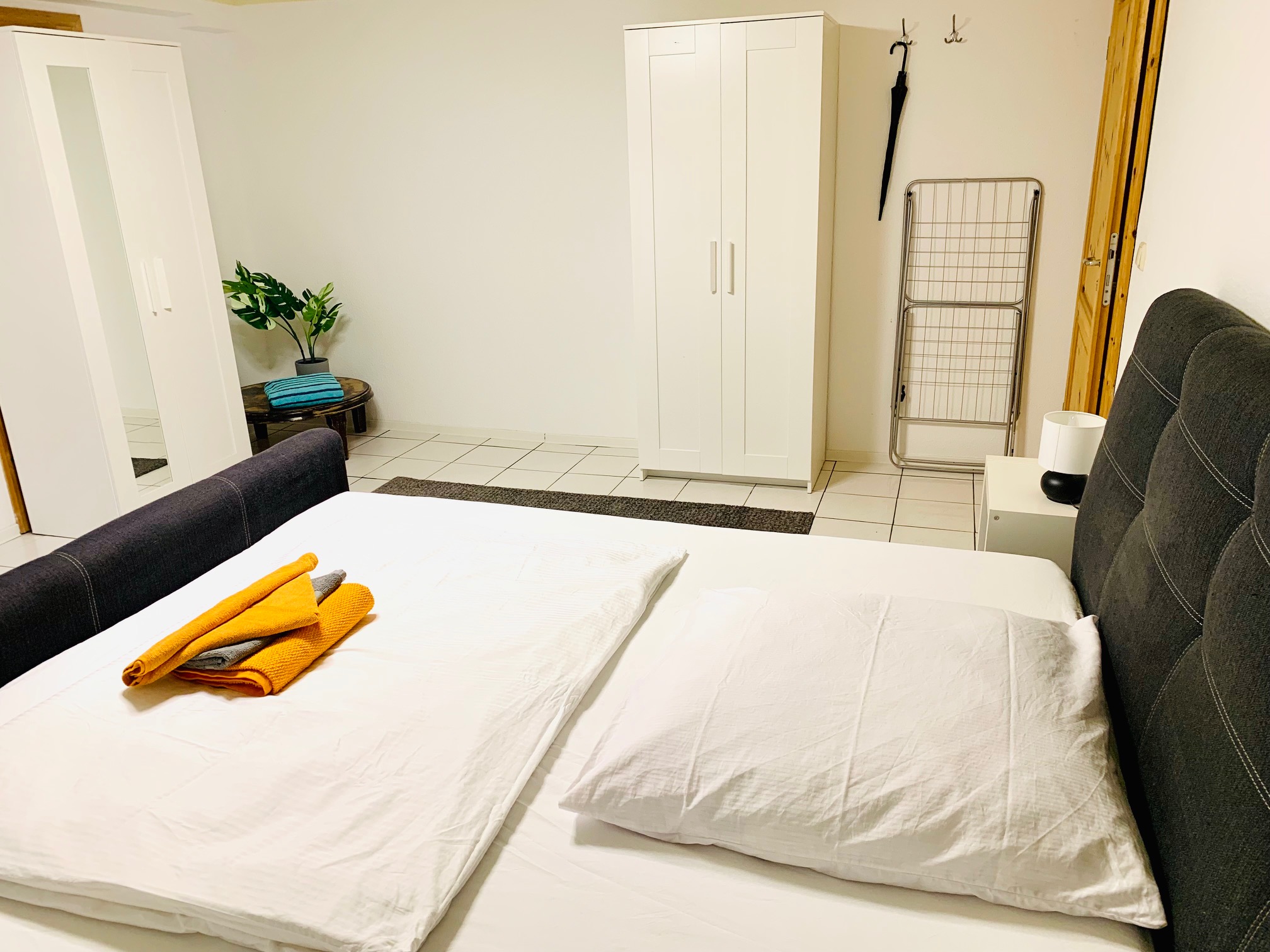 Monteurzimmer: DEUTSCHE VILLA - SOUTERRAIN Apartment 2 Zi. Wohnung in Rostock mit Terrasse EG