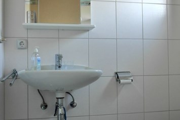 Monteurzimmer: Badezimmer mit Toilette - Ferienwohnung **** Am Bosenberg in St. Wendel, Nähe Bostalsee, Saarland