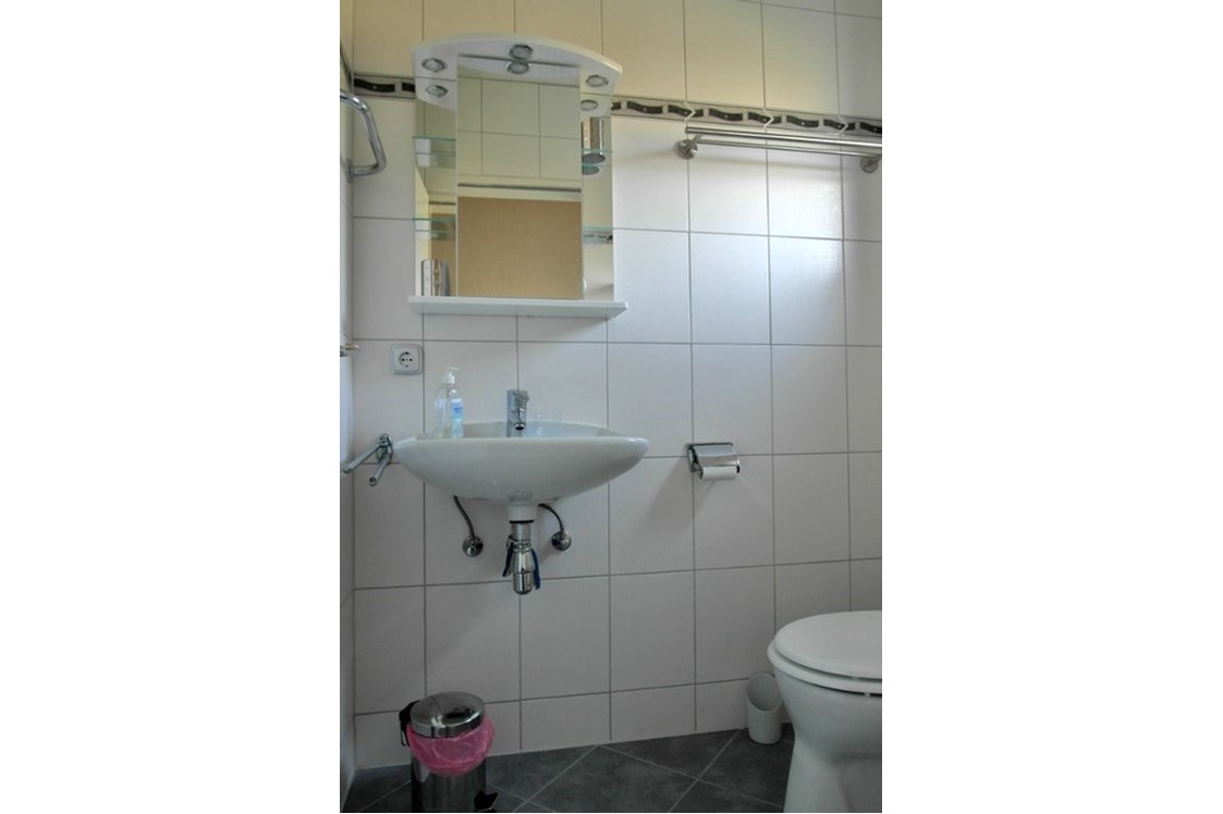 Monteurzimmer: Badezimmer mit Toilette - Ferienwohnung **** Am Bosenberg in St. Wendel, Nähe Bostalsee, Saarland