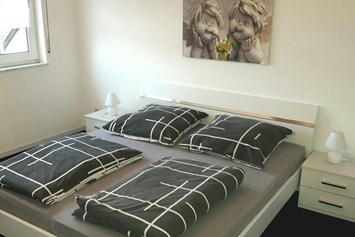 Monteurzimmer: Schlafzimmer - Große Whg. m. 3 Schlafz., Bad/Dusche m. WC, Küche m. Vollausst., Wohnraum mit FLA-TV, W-LAN 